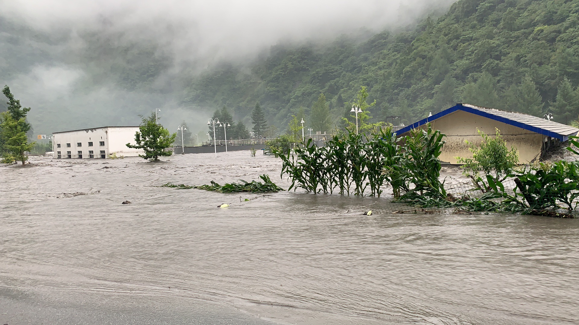 四川遭强降雨引发山洪致卧龙耿达镇7人失联，上万名游客滞留