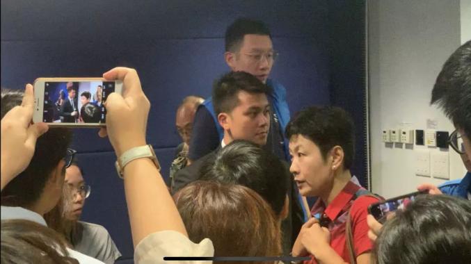 内地女记者陈晓前在香港被围攻之后
