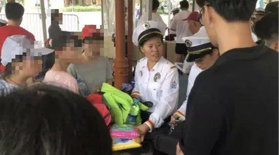 舆论风暴:上海迪士尼自成一派：不接受调解 坚持翻包检查