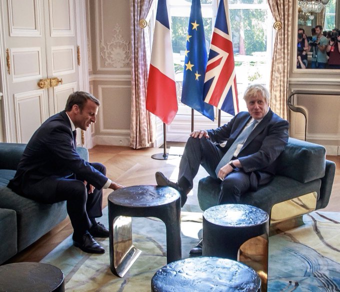 商讨脱欧 英首相踩桌子让马克龙擦鞋?这张照片让网友吵翻