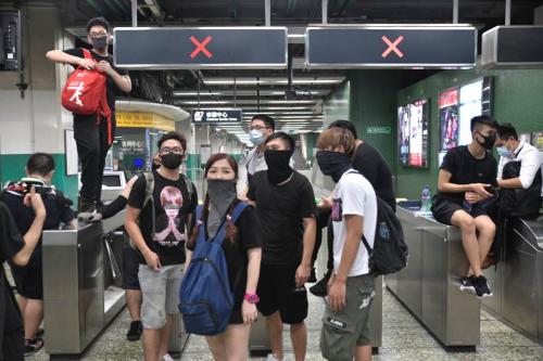 愤怒!香港暴徒再闹港铁：喷涂鸦、小便、欺辱职员……