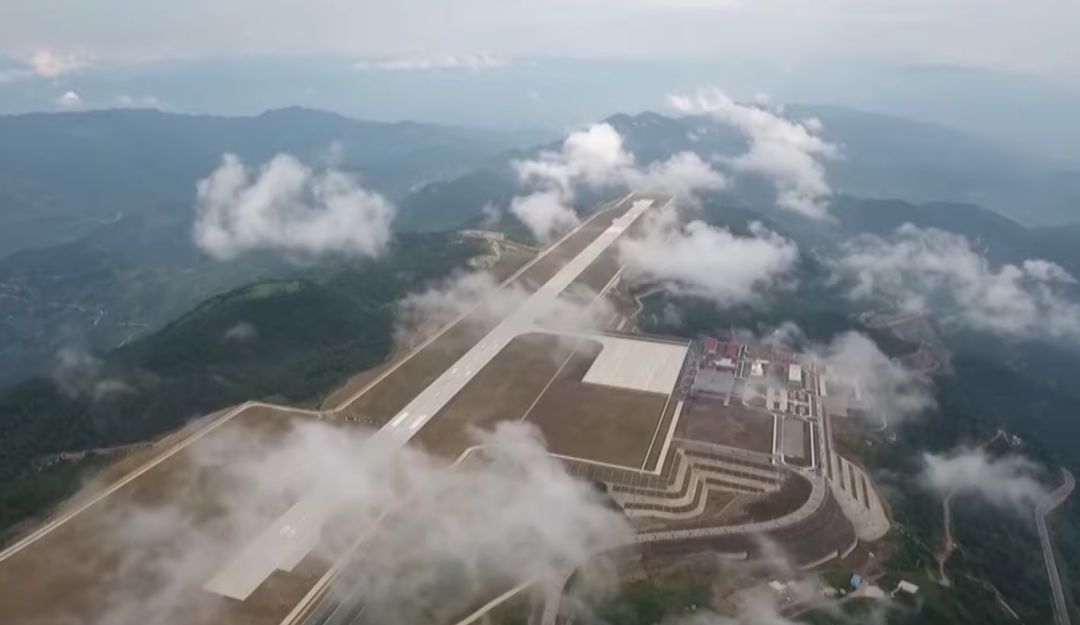 从云端起飞的巫山机场 海外网友被这座中国机场圈粉了!