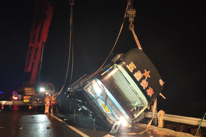 广东一大客车在阳江境内高速侧翻 致7死11伤