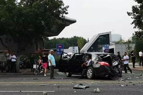 突发!济南闹市10车连撞 肇事厢式货车疑似刹车失灵