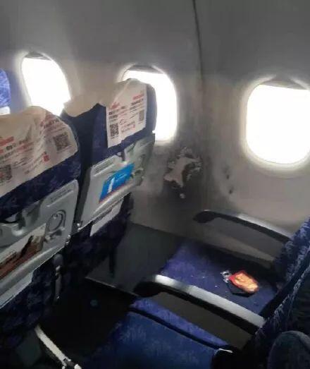 东航客机起飞后充电宝自燃 用矿泉水灭火 锂电池安全再引关注