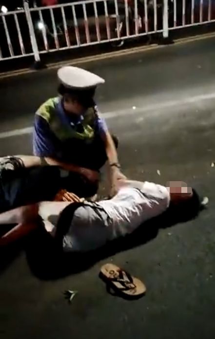 交警执法用单车挡逃逸摩托致车祸 2次发内容不一通报