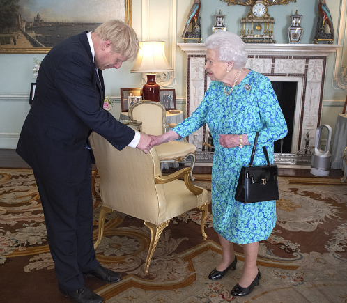 英首相向女王道歉，为暂停议会令女王难堪致歉,俄媒：约翰逊拒绝置评