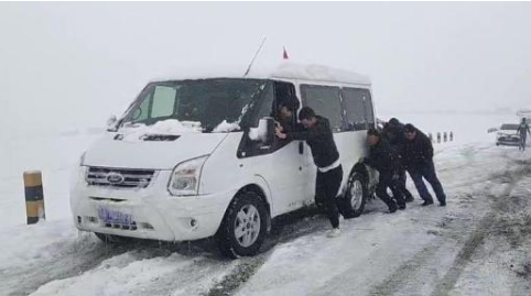 青海祁连突降大雪，上千辆车被困 寒夜里的温暖救援