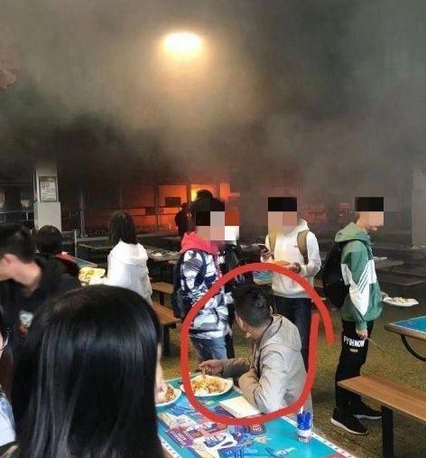 西华大学食堂着火 师生全部疏散无人受伤 火灭了，淡定的学生火了
