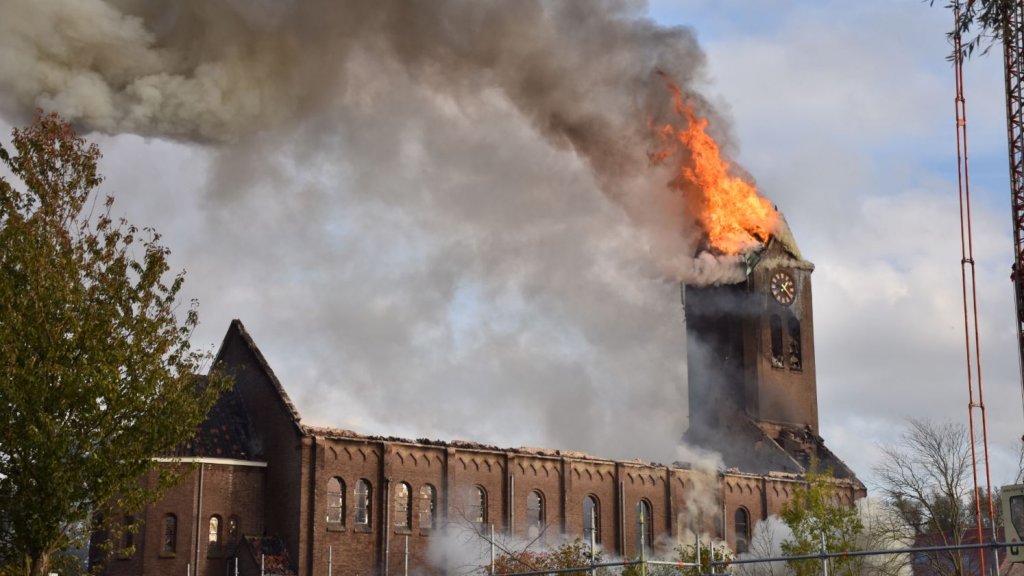 心痛!巴黎圣母院悲剧重演！荷兰百年教堂失火 塔尖倒塌