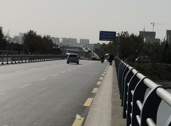 郑州一大桥人行道仅两脚宽，路人过桥“瘆得慌”
